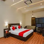 Oyo 18912 Popular Hotel