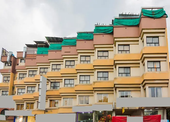 Oyo 18912 Popular Hotel