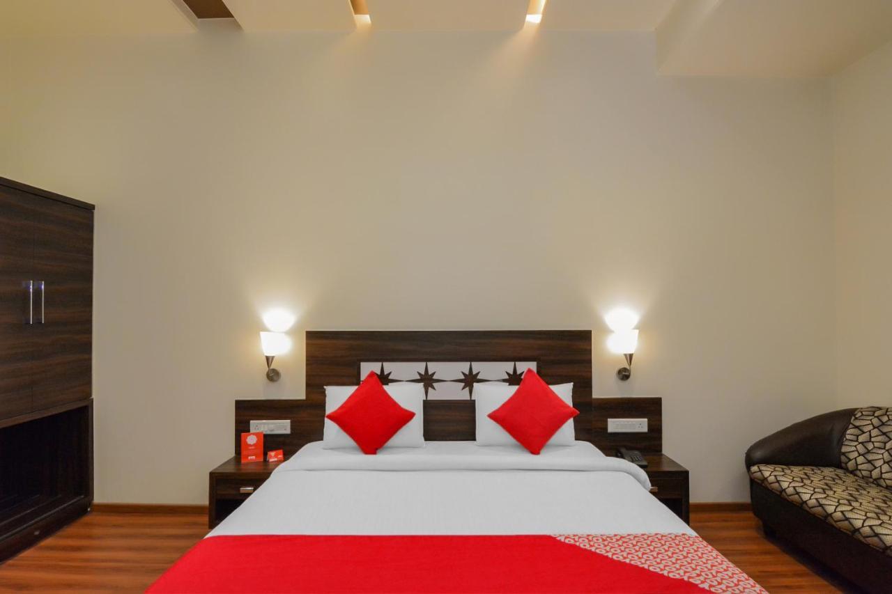 Oyo 18912 Popular Hotel Pune