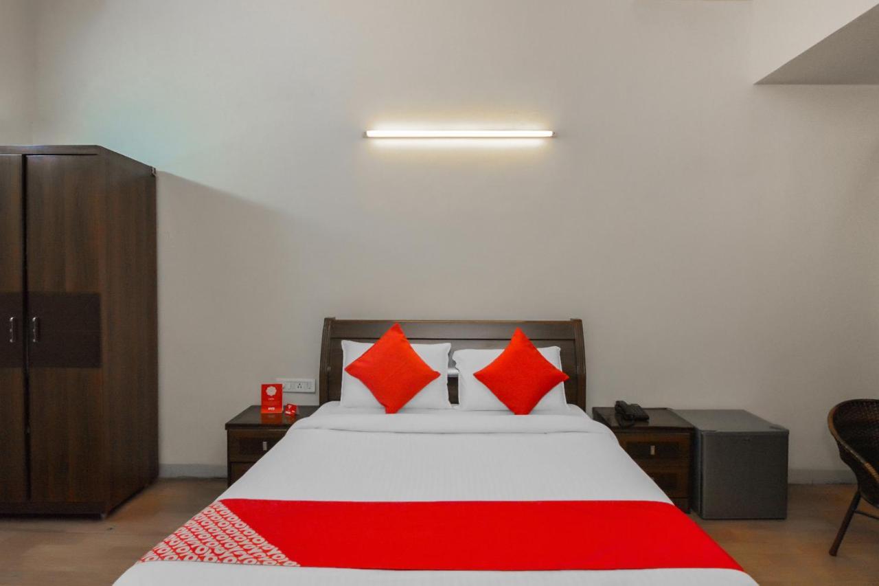 Oyo 18912 Popular Hotel 3*