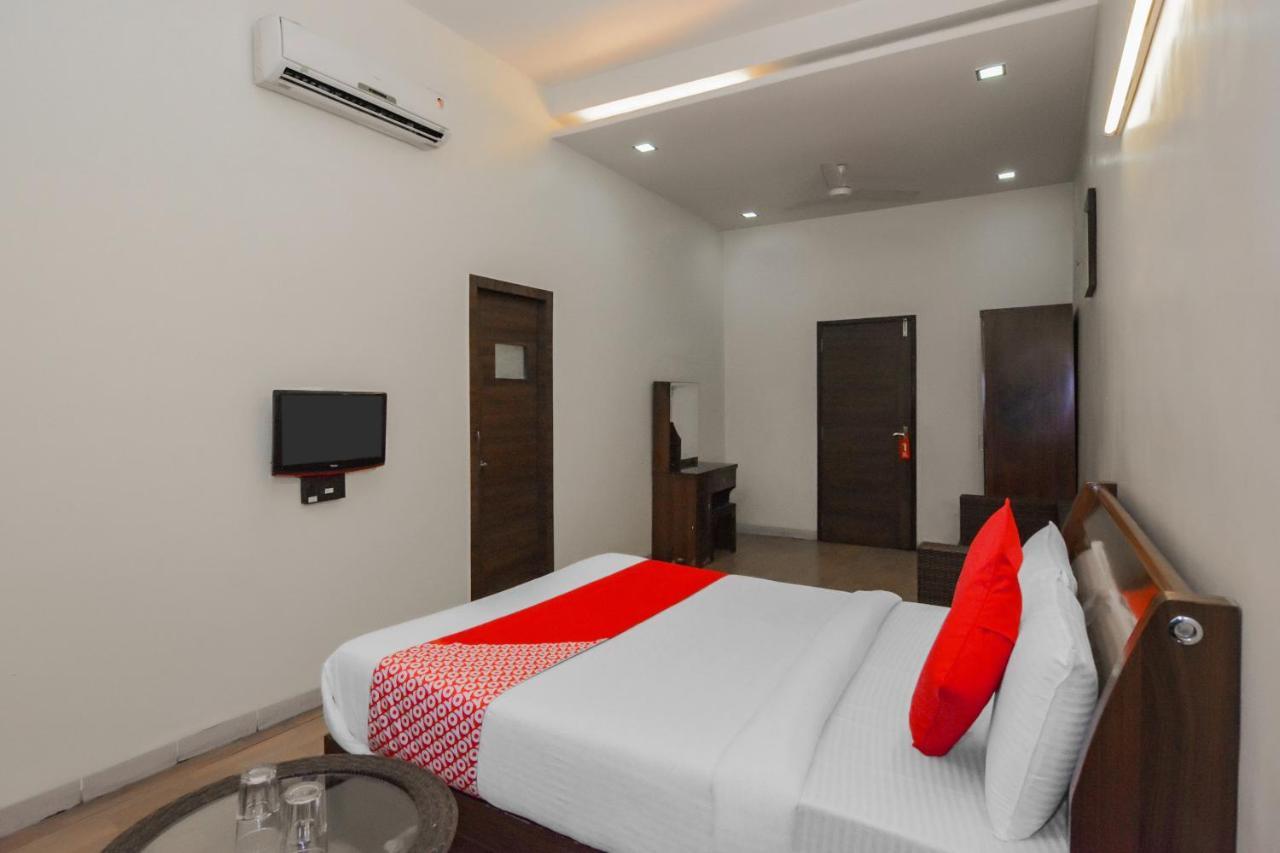 Oyo 18912 Popular 3* Pune
