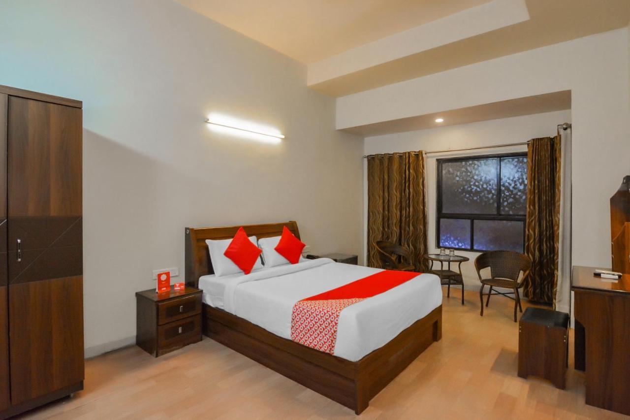 Oyo 18912 Popular Hotel Pune