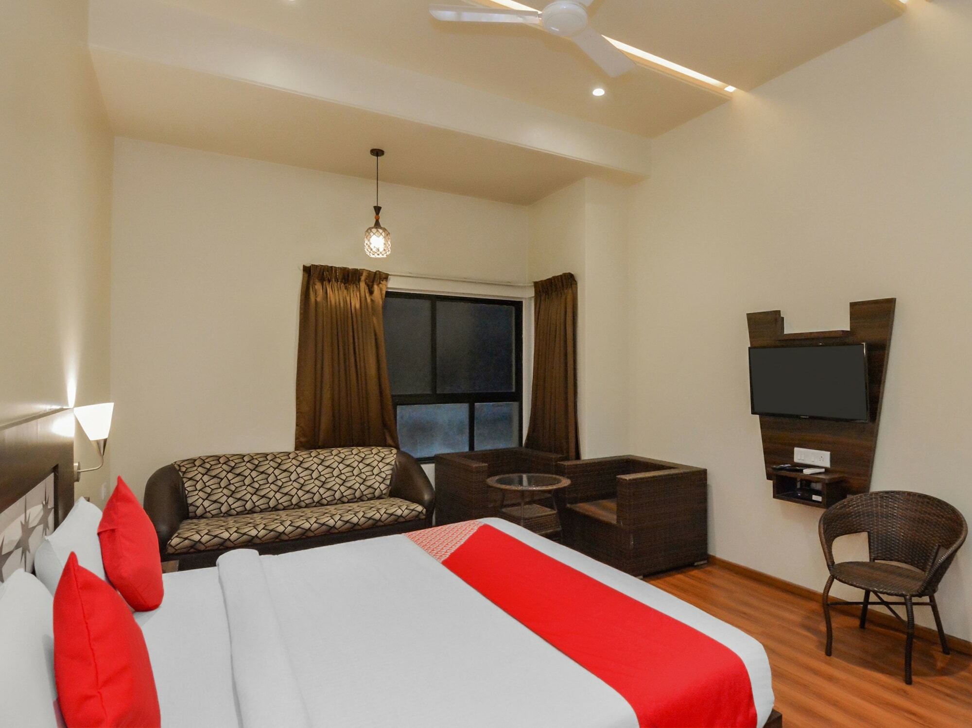 Oyo 18912 Popular 3* Pune