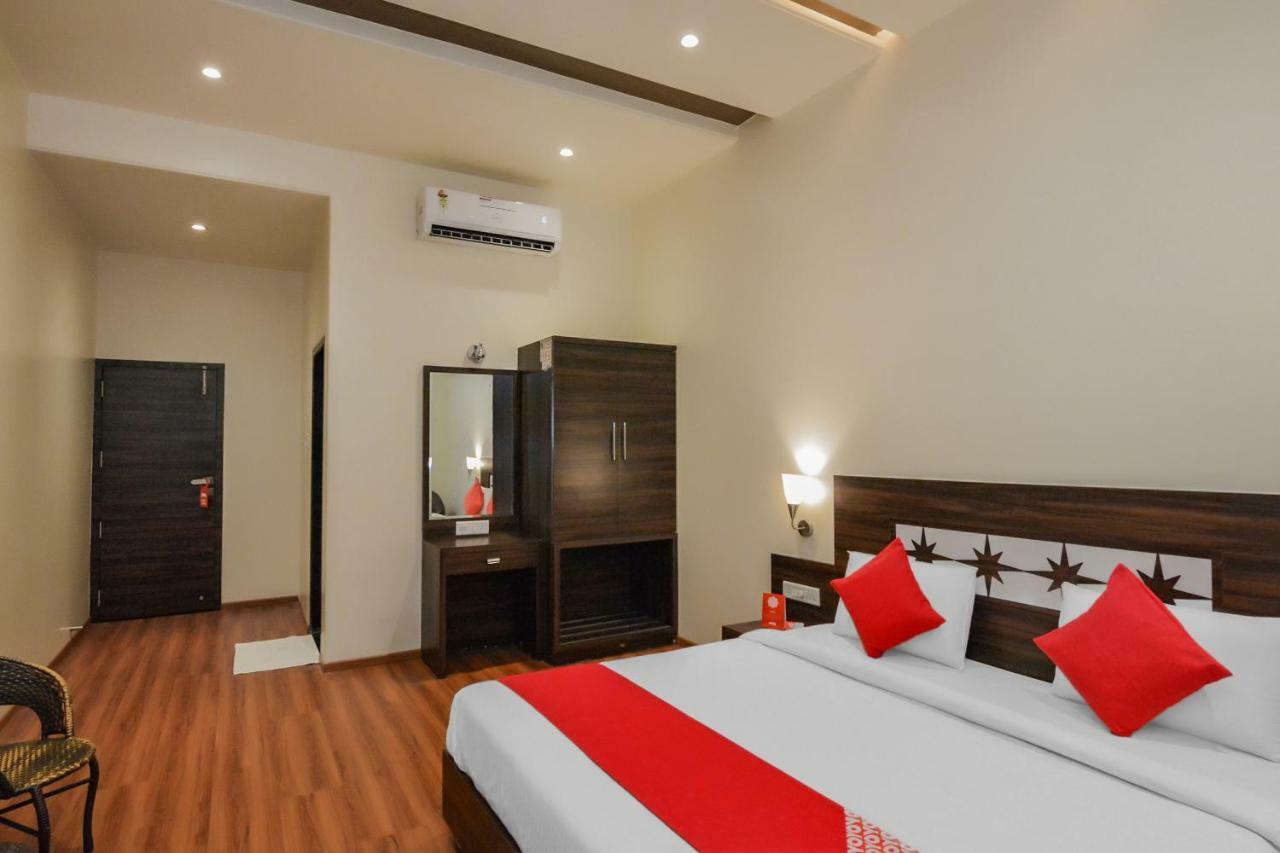 Oyo 18912 Popular Hotel Pune