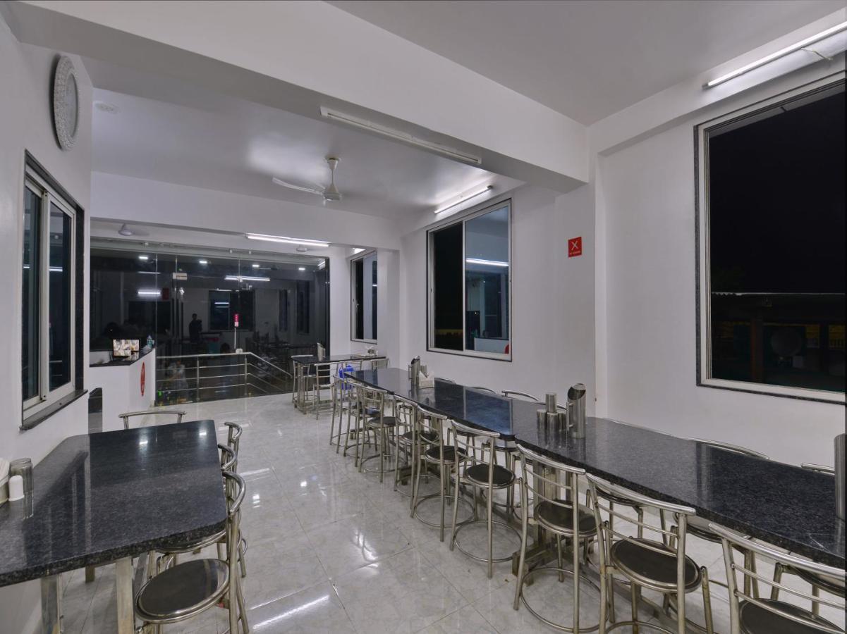 Oyo 18912 Popular Hotel